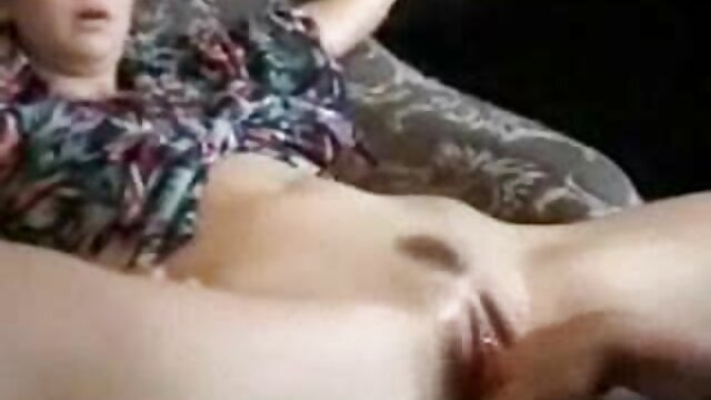 Якість HD :  Молода домогосподарка Ліза Янг грає зі своєю спокусливою кицькою порно відео на кухні Відео для дорослих 